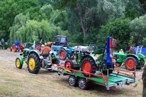 30 bis 40 Schlepper